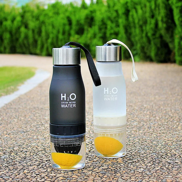 Fruit Infusion Water Bottle with lemon slice inside, featuring leak-proof design and eco-friendly materials.